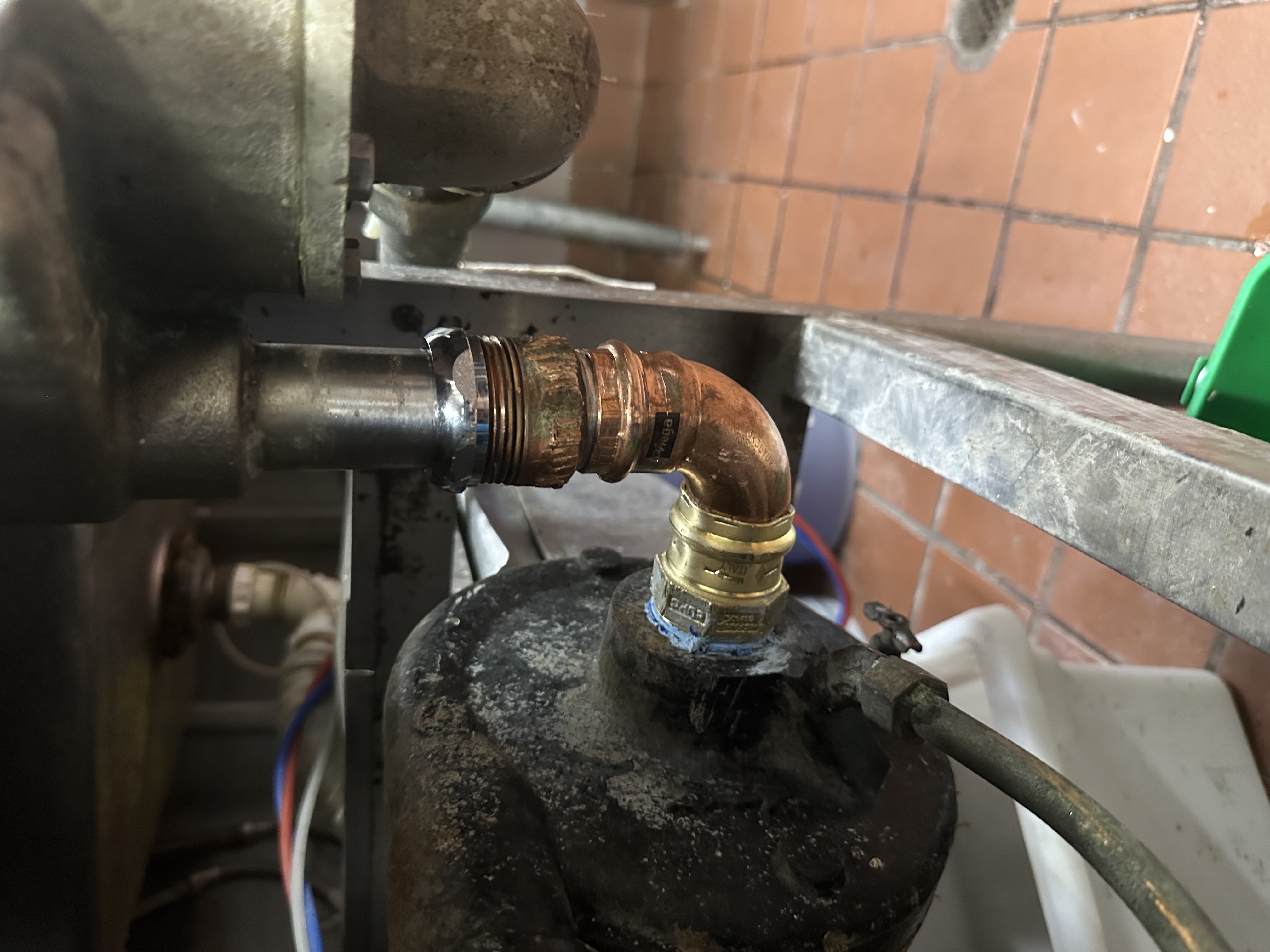 Our professional technicians successful replacing the leaking of the three compartment Restaurant sink With a copper material. Los Angeles, CA